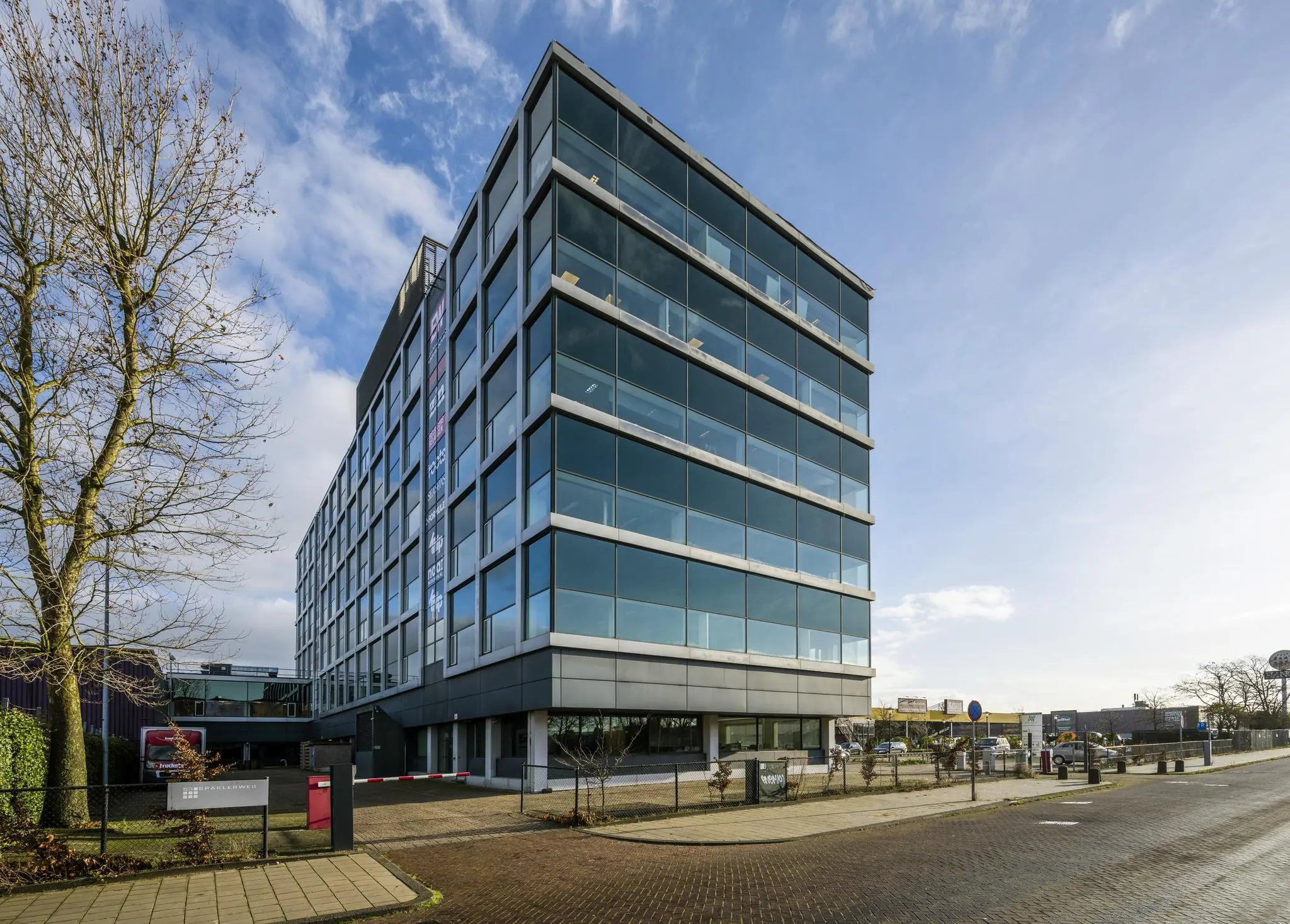 Modern kantoorgebouw aan de Spaklerweg met glazen gevel en meerdere verdiepingen.