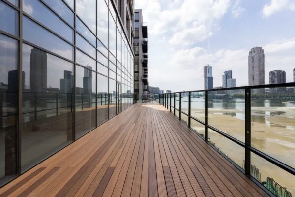 Houten dakterras aan de Rijnhavenkade met uitzicht op de skyline van Rotterdam.