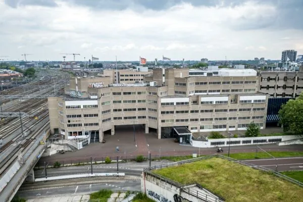 Luchtfoto van het kantoorgebouw Smakkelaarsburgt aan het Leidseveer in Utrecht, naast het spoor.