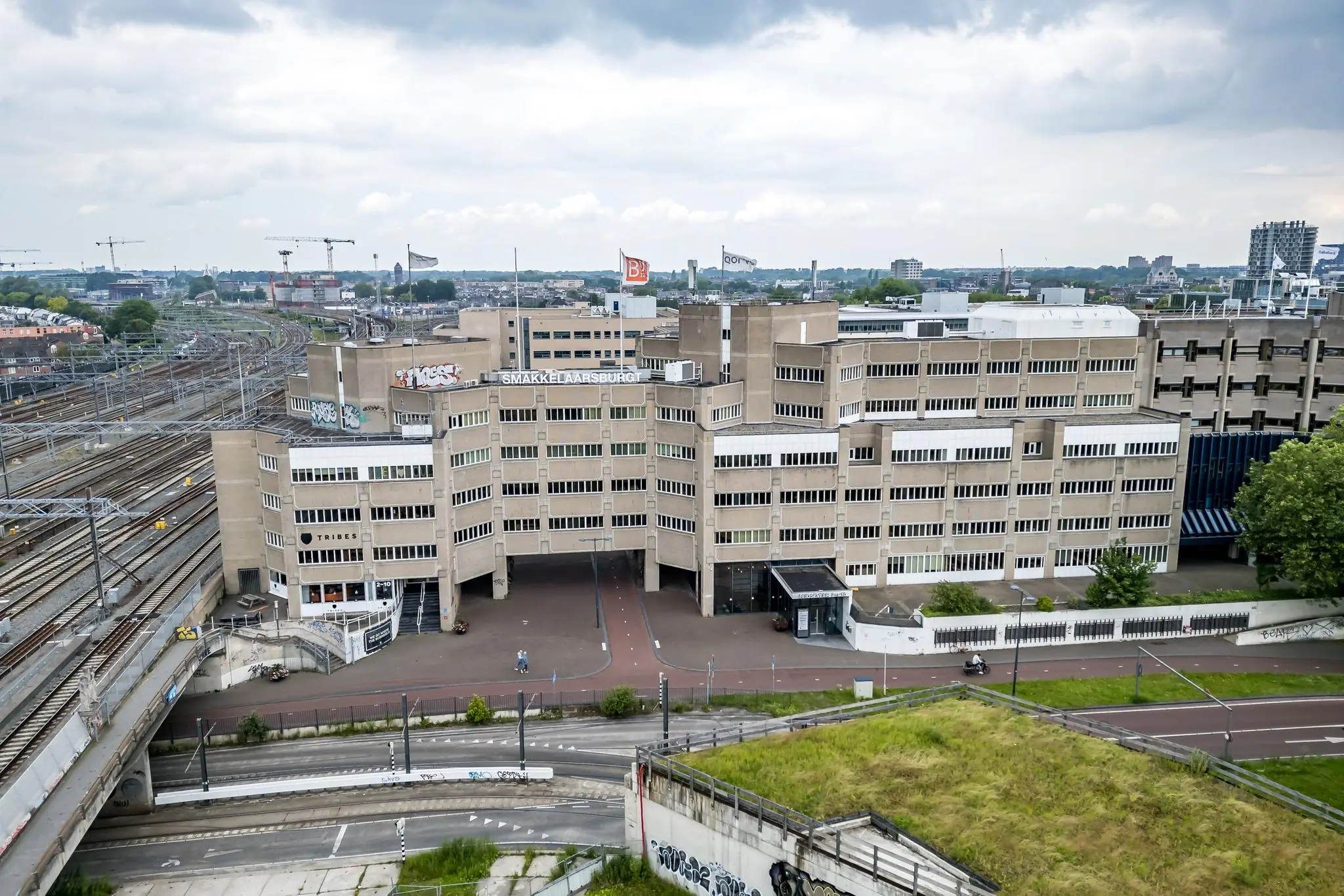 Luchtfoto van het kantoorgebouw Smakkelaarsburgt aan het Leidseveer in Utrecht, naast het spoor.