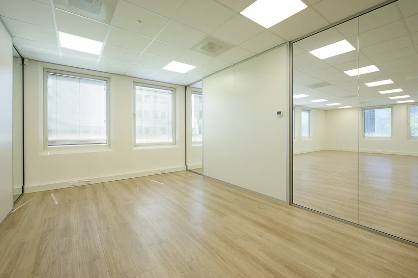 Licht en modern kantoorpand aan de Rivium Westlaan met glazen wanden en houten vloer.