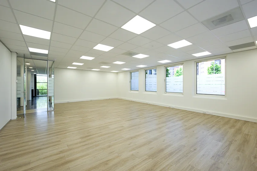 Lichte, ruime kantoorruimte aan de Rivium Westlaan met glazen ingang en grote ramen.