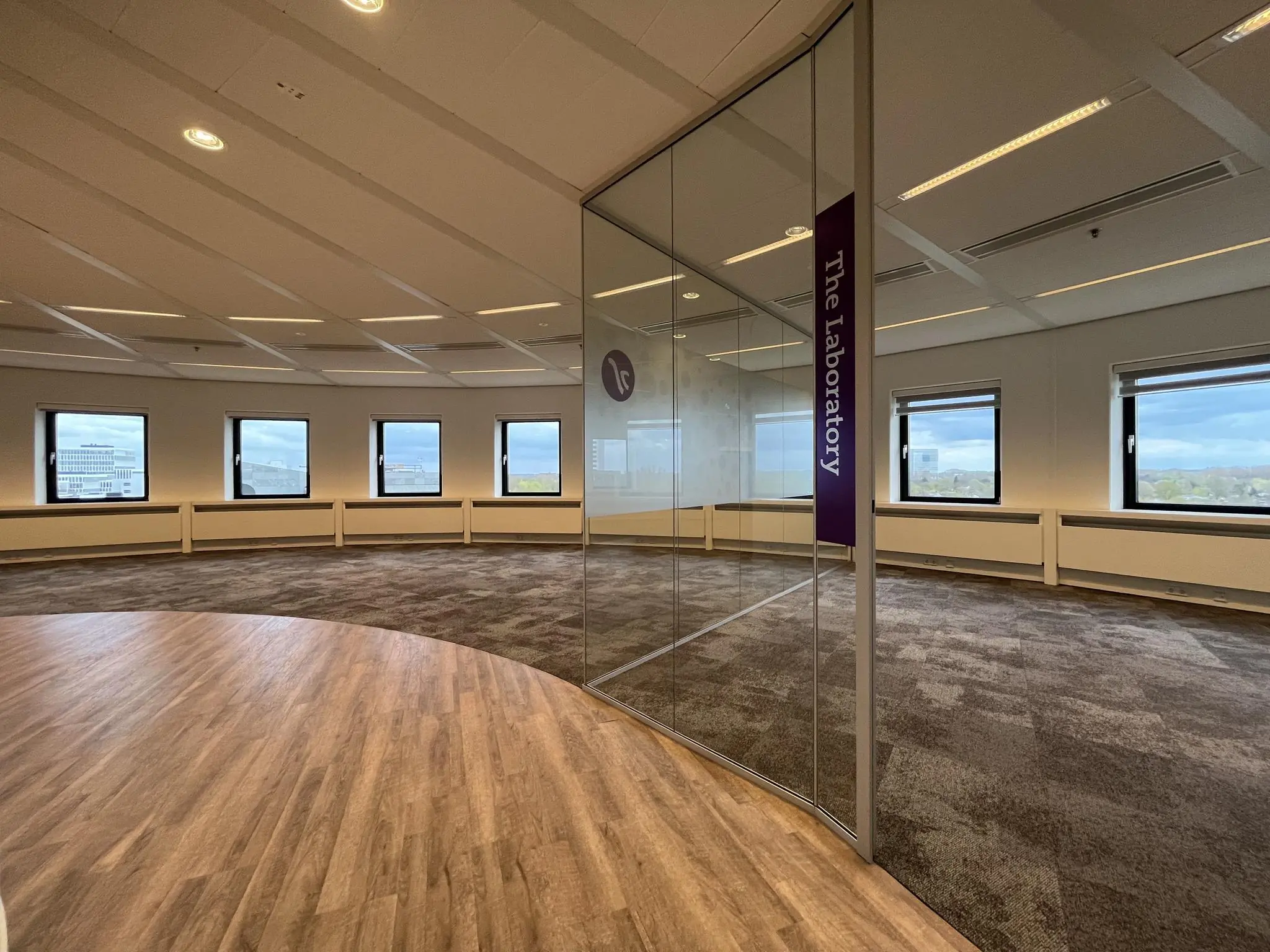 Moderne, ronde kantoorruimte aan de Euclideslaan met glazen vergaderruimte genaamd "The Laboratory".