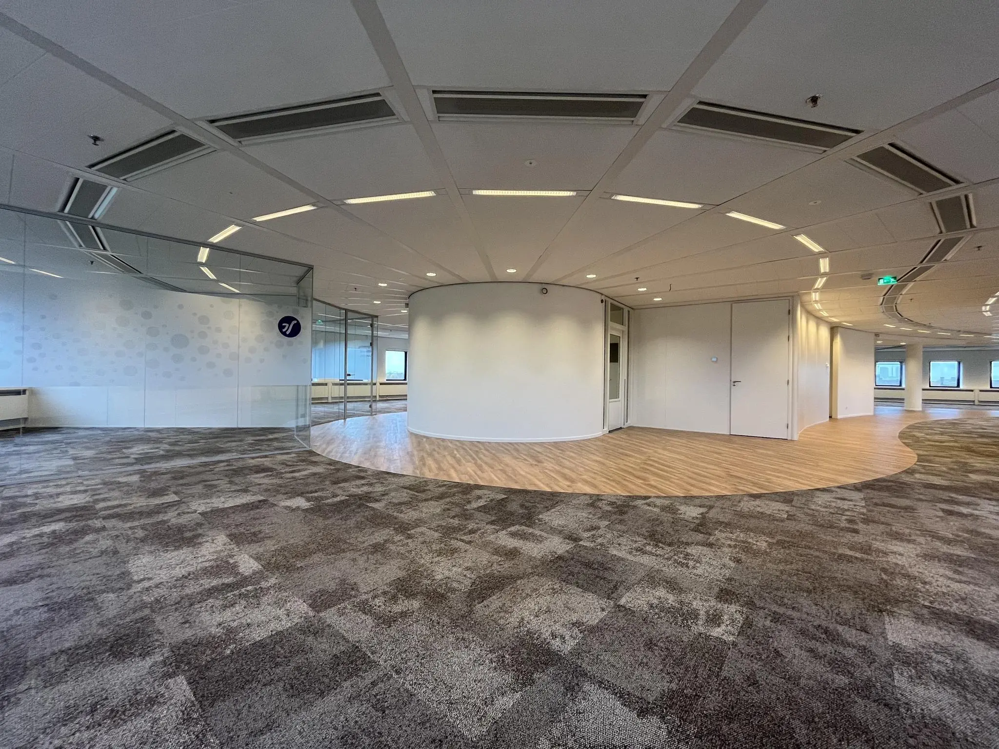 Moderne kantooretage aan de Euclideslaan met ronde wanden, glazen vergaderruimte en een combinatie van tapijt en houten vloer.