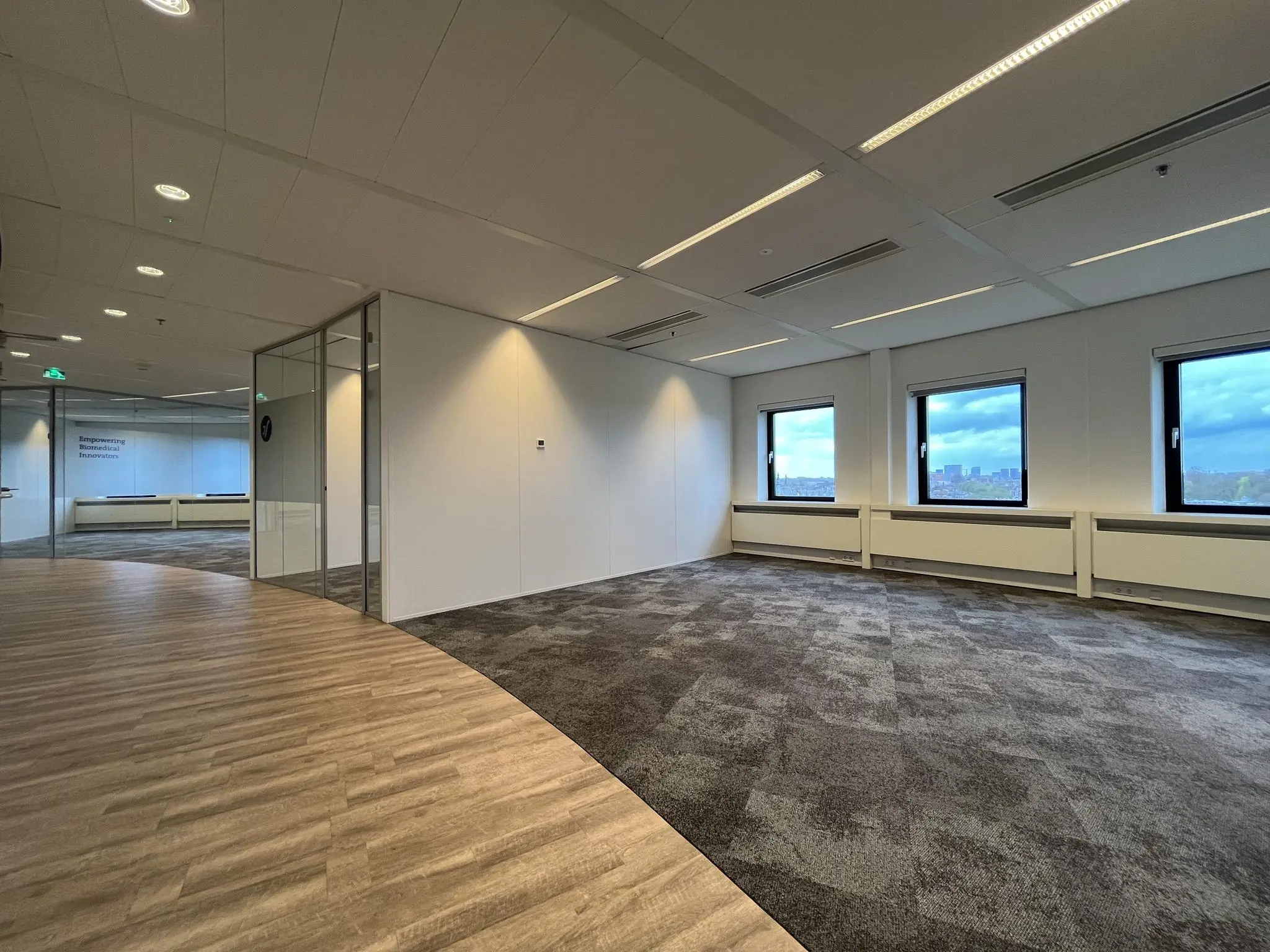 Licht en modern kantoorinterieur aan de Euclideslaan met grote ramen en uitzicht op de stad.