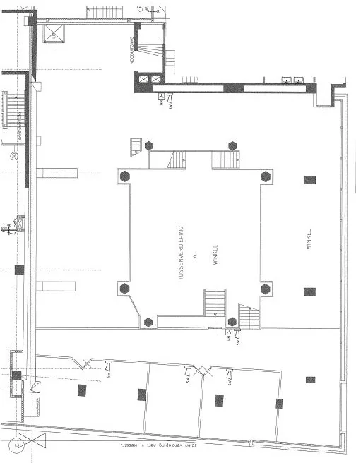 Plattegrond van een winkelruimte aan de Coolsingel met tussenvloer en meerdere entrees en trappen.