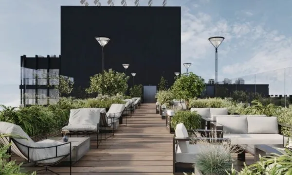 Dakterras met moderne loungezitjes, veel groen en uitzicht op de Coolsingel in Rotterdam.