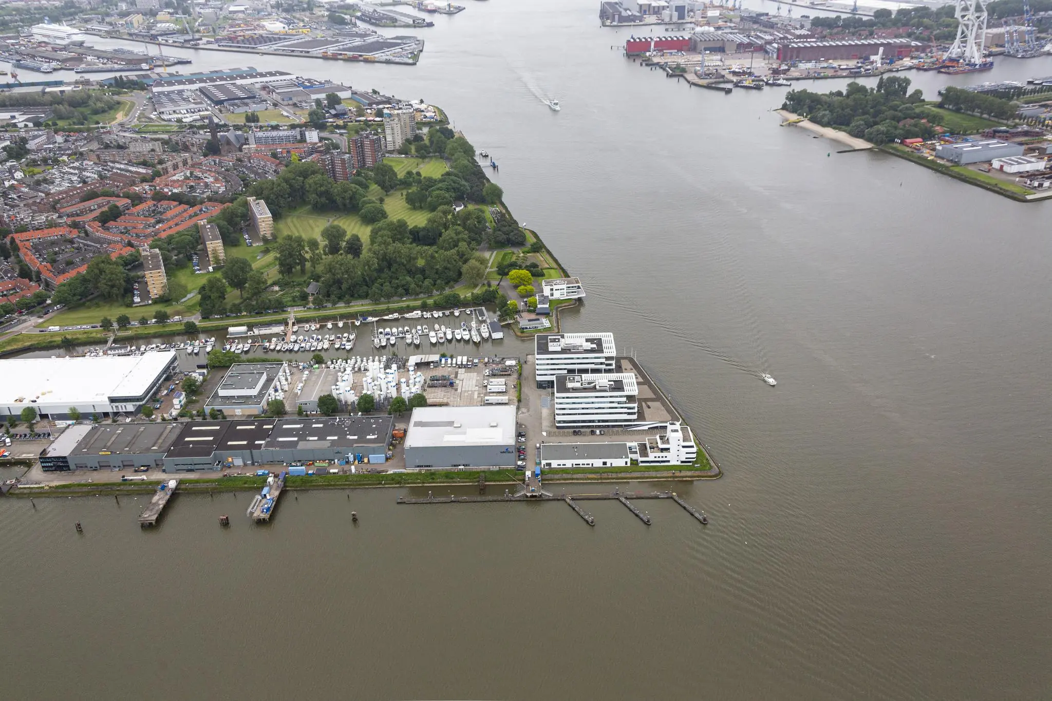 Luchtfoto van Havenstraat in Amsterdam met jachthaven, bedrijventerrein en omliggende woonwijken aan het water.