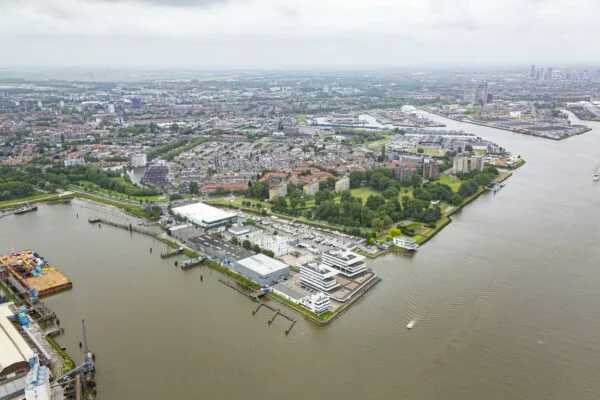 Luchtfoto van Havenstraat in Amsterdam met omliggend woongebied en haventerrein aan het water.