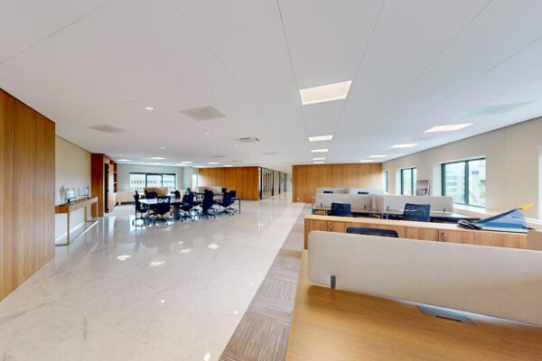 Ruim en modern kantoorpand aan de Wegalaan met open werkplekken en vergaderruimte.