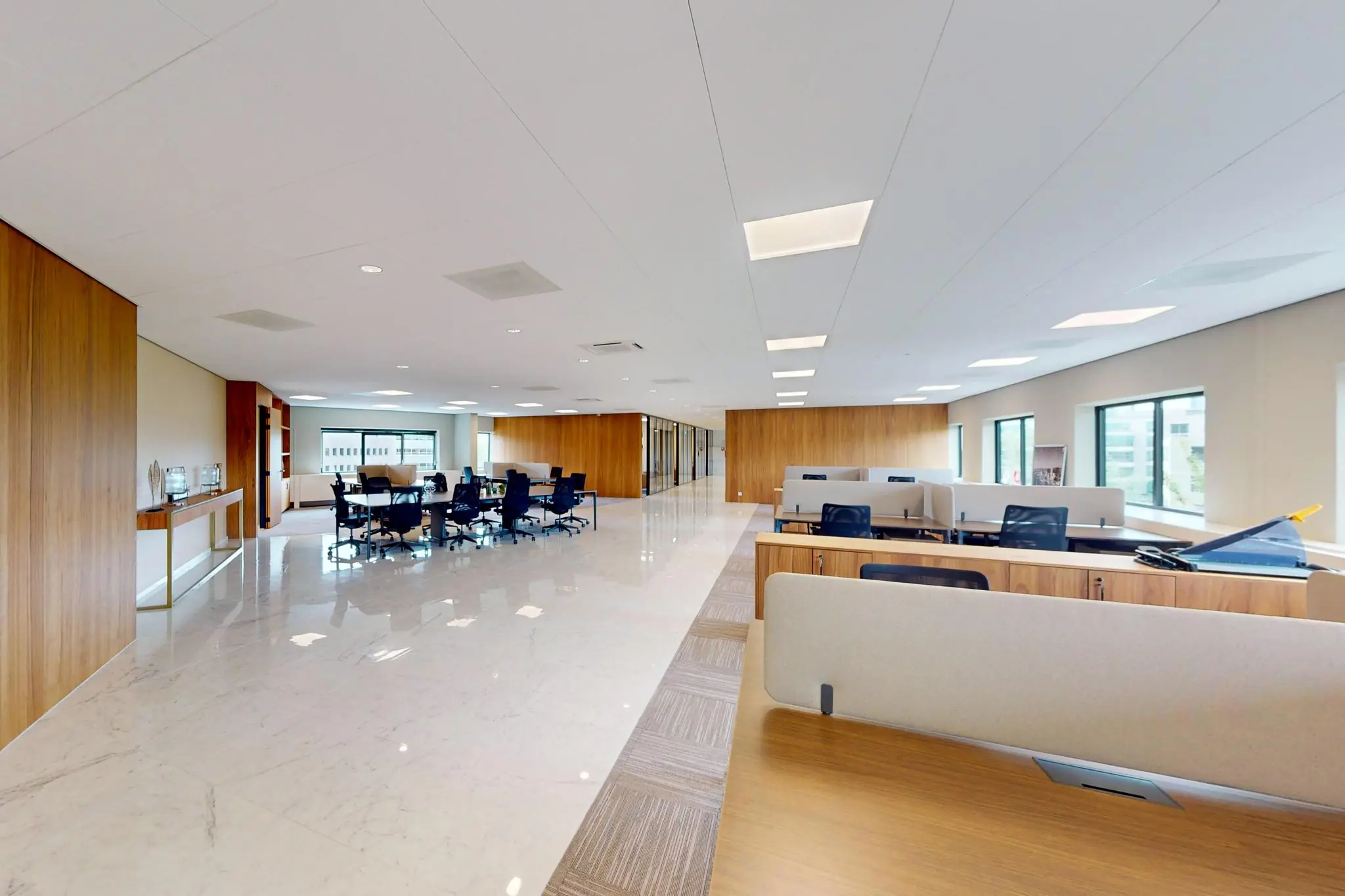 Ruim en modern kantoorpand aan de Wegalaan met open werkplekken en vergaderruimte.