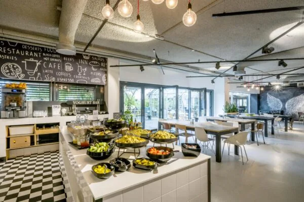 Modern restaurantinterieur in Diemermeer met een yoghurtbar en saladebuffet in een lichte, open ruimte.