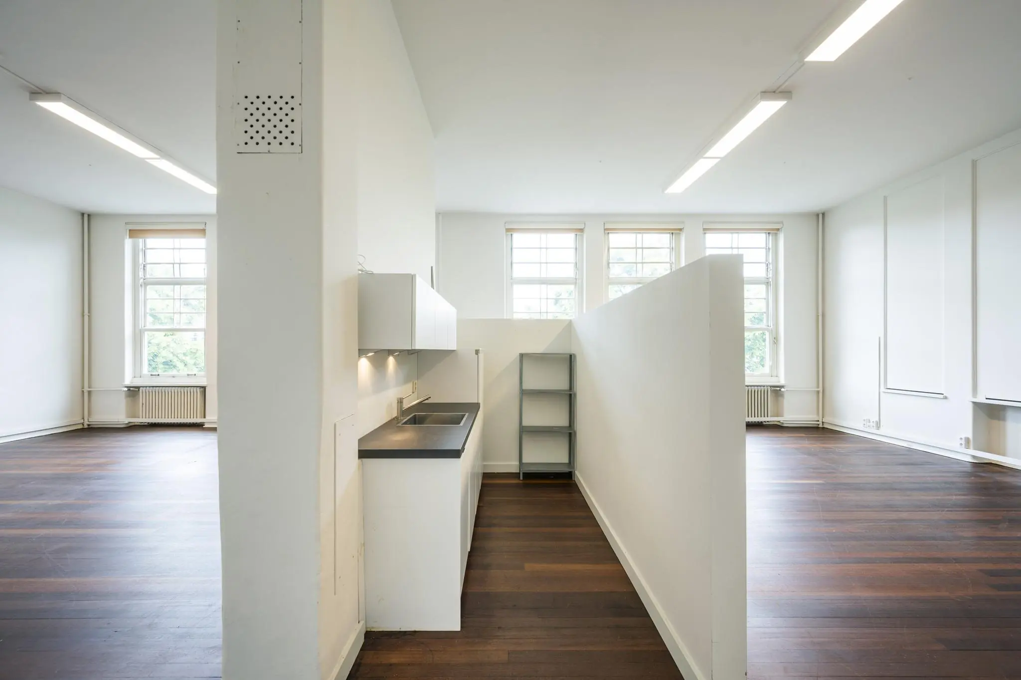 Licht en ruim interieur op het WG-plein met een open keuken en grote ramen.