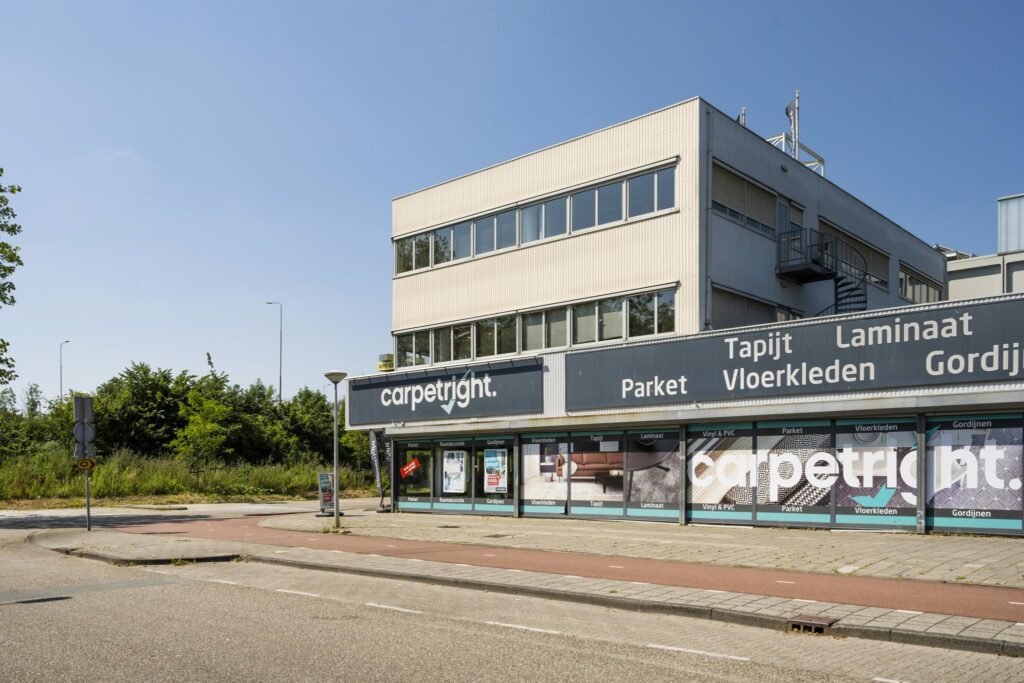 Winkelpand van Carpetright aan de Anthony Fokkerweg met reclame voor vloeren en raamdecoratie.