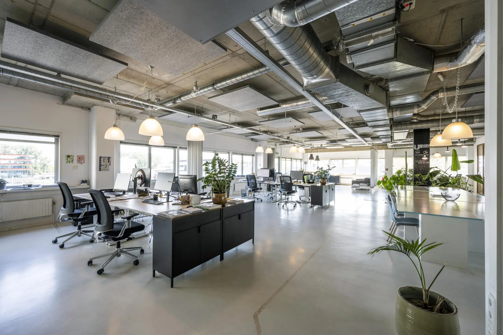Modern, licht en ruim ingericht kantoorpand aan de Anthony Fokkerweg met open werkplekken en veel groen.