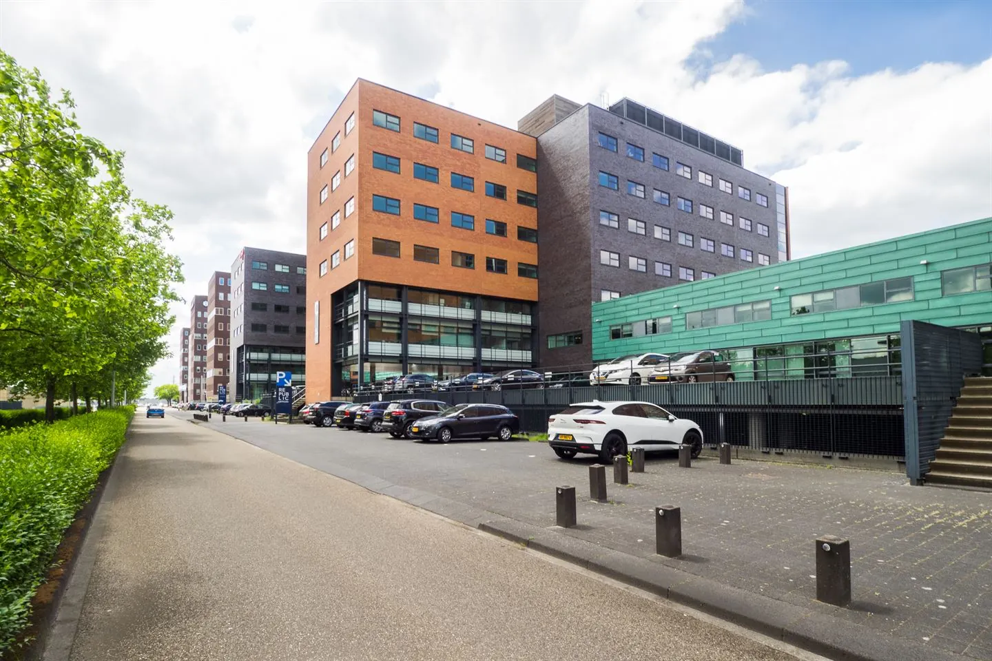 Kantoorpand Ringwade met parkeerplaats en moderne gevels in Nieuwegein.