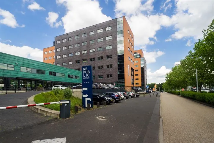 Kantoorgebouw 'Republic Offices' aan de Ringwade met parkeerterrein en groene omgeving.