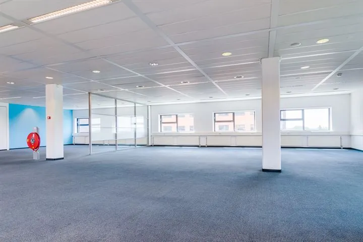 Lichte, open kantoorruimte aan de Ringwade met grote ramen en glazen scheidingswanden.