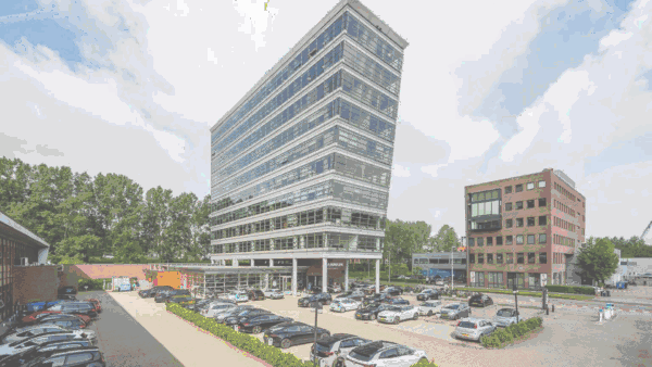 Kantoorgebouw aan de Joop Geesinkweg met parkeergarage en omliggende bebouwing.