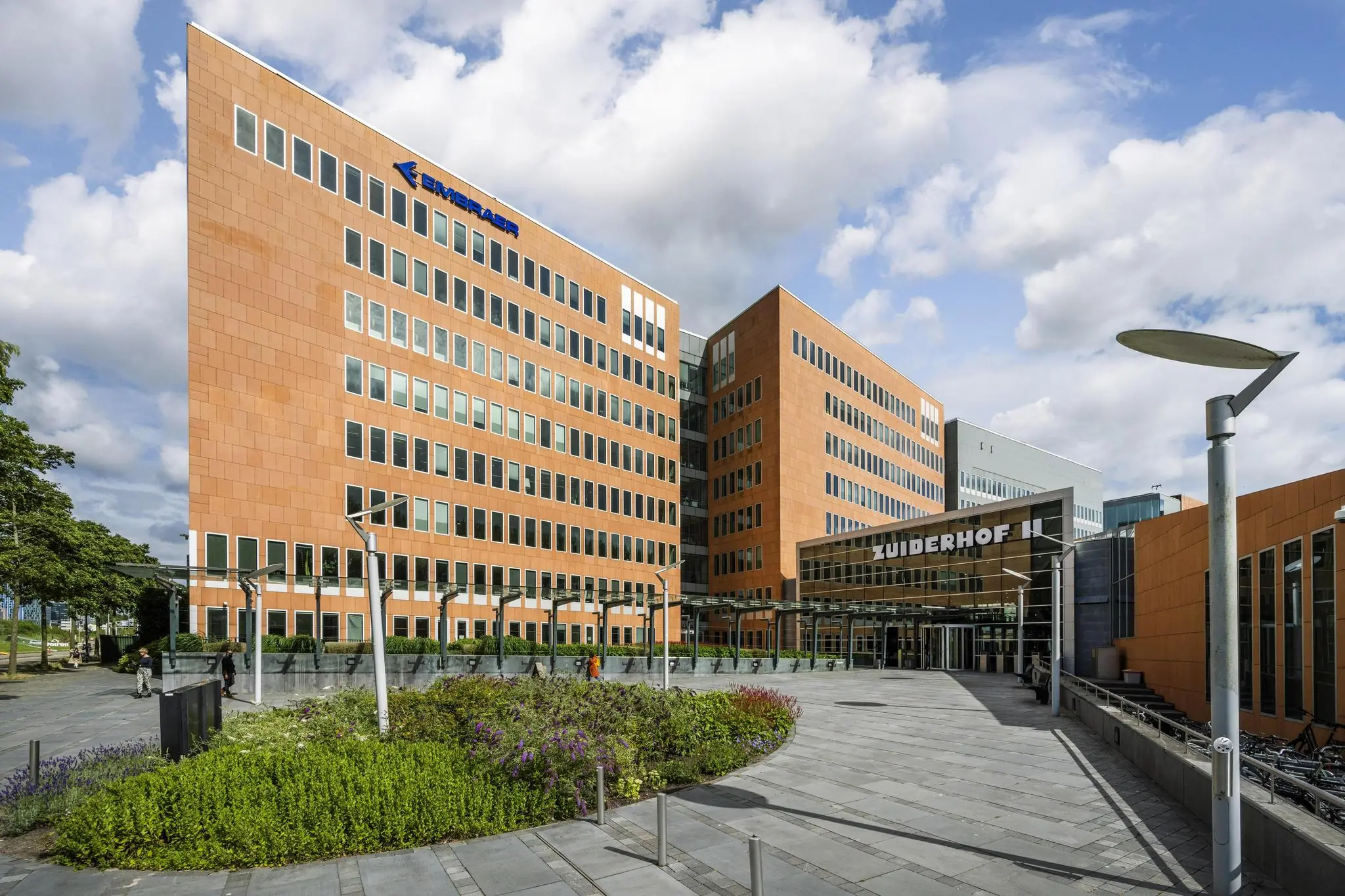 Kantoorcomplex aan de Jachthavenweg met het Zuiderhof-gebouw en het logo van Europarcs op de gevel.