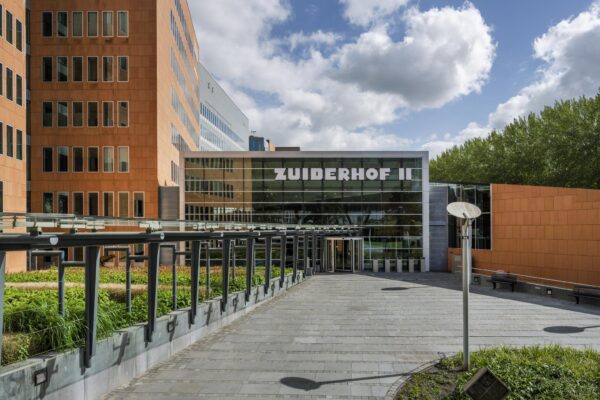Ingang van het kantoorgebouw Zuiderhof II aan de Jachthavenweg, met moderne architectuur en een betegeld pad.