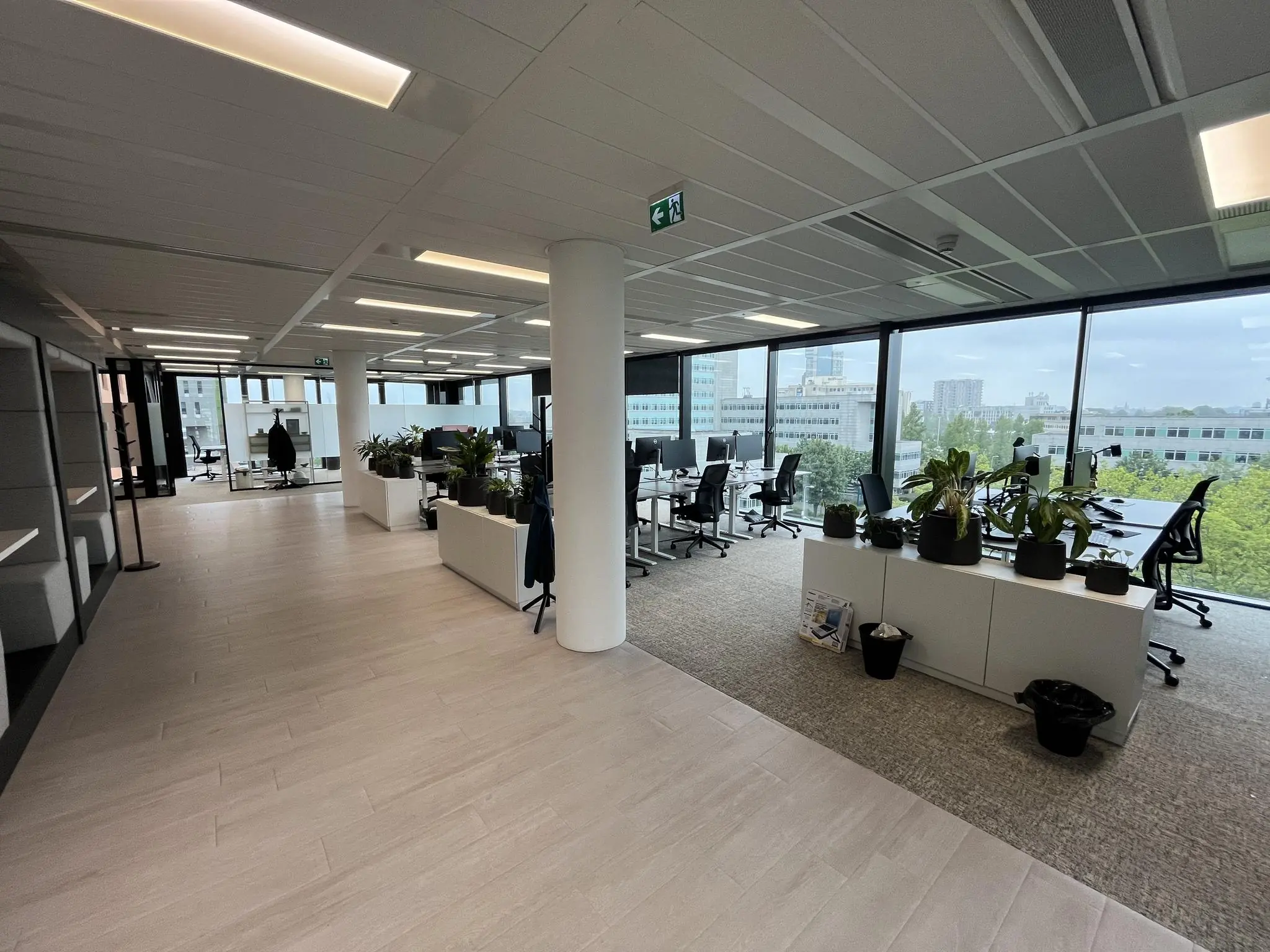 Moderne, open kantoorruimte aan de Winthontlaan met werkplekken, grote ramen en veel daglicht.