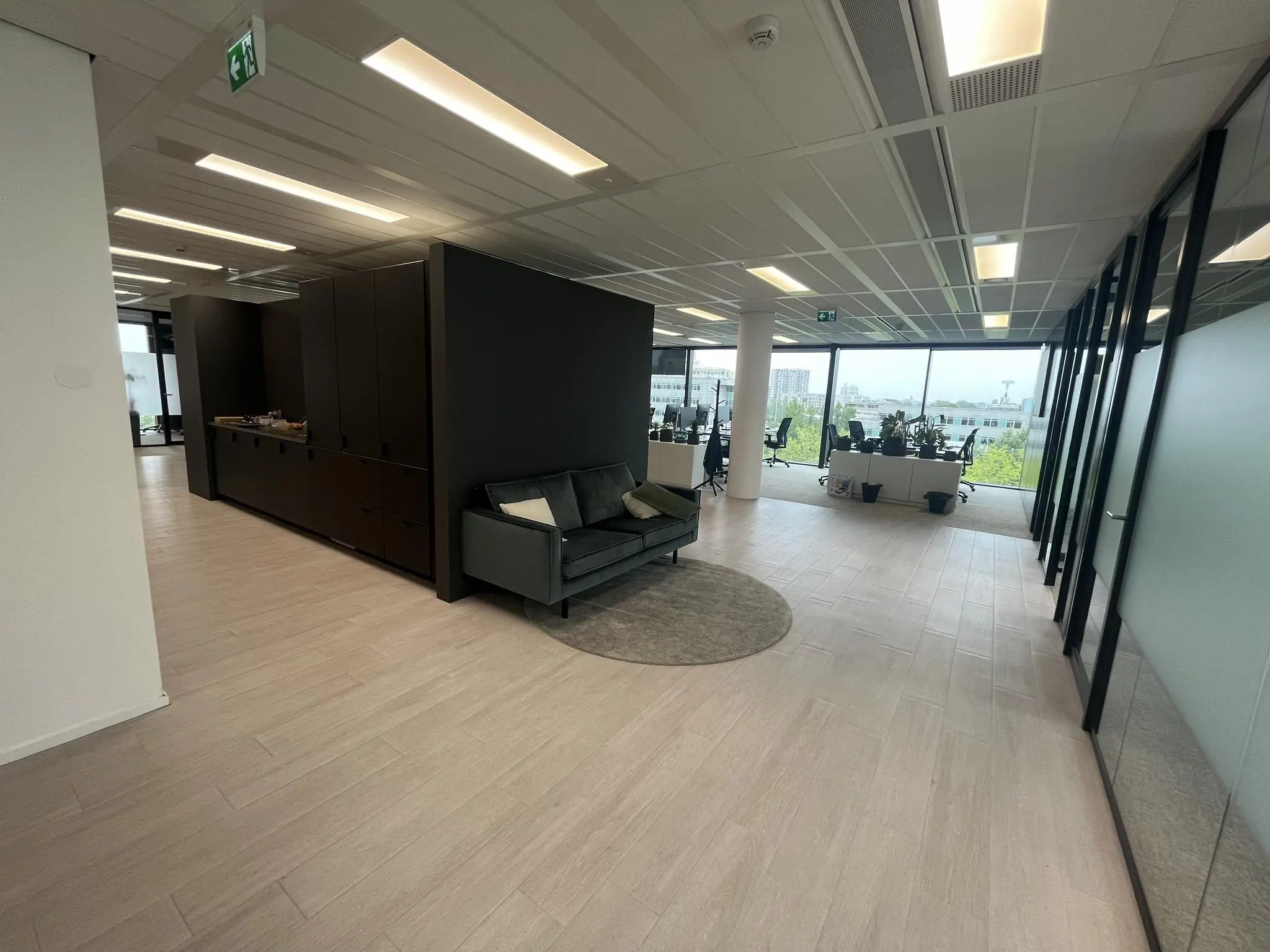 Modern kantoorpand aan de Winthontlaan met open werkplekken, glazen wanden en uitzicht op de stad.