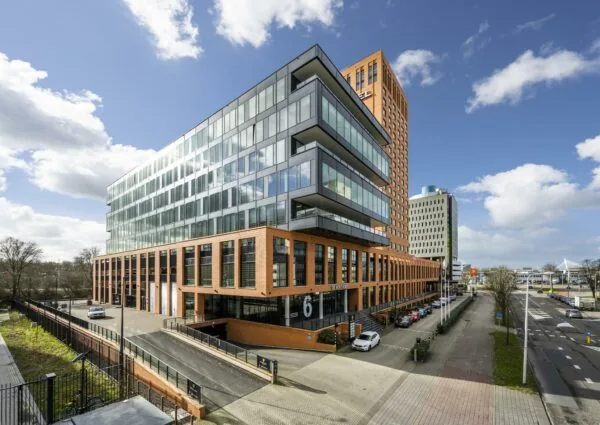 Modern kantoorgebouw aan de Winthontlaan in Utrecht met glazen gevels en bakstenen onderbouw, gezien vanaf de straat.