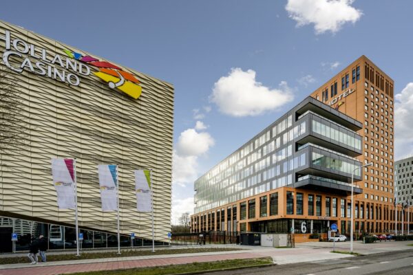 Moderne gebouwen aan de Winthontlaan in Utrecht met het Holland Casino en een hotel op de voorgrond.