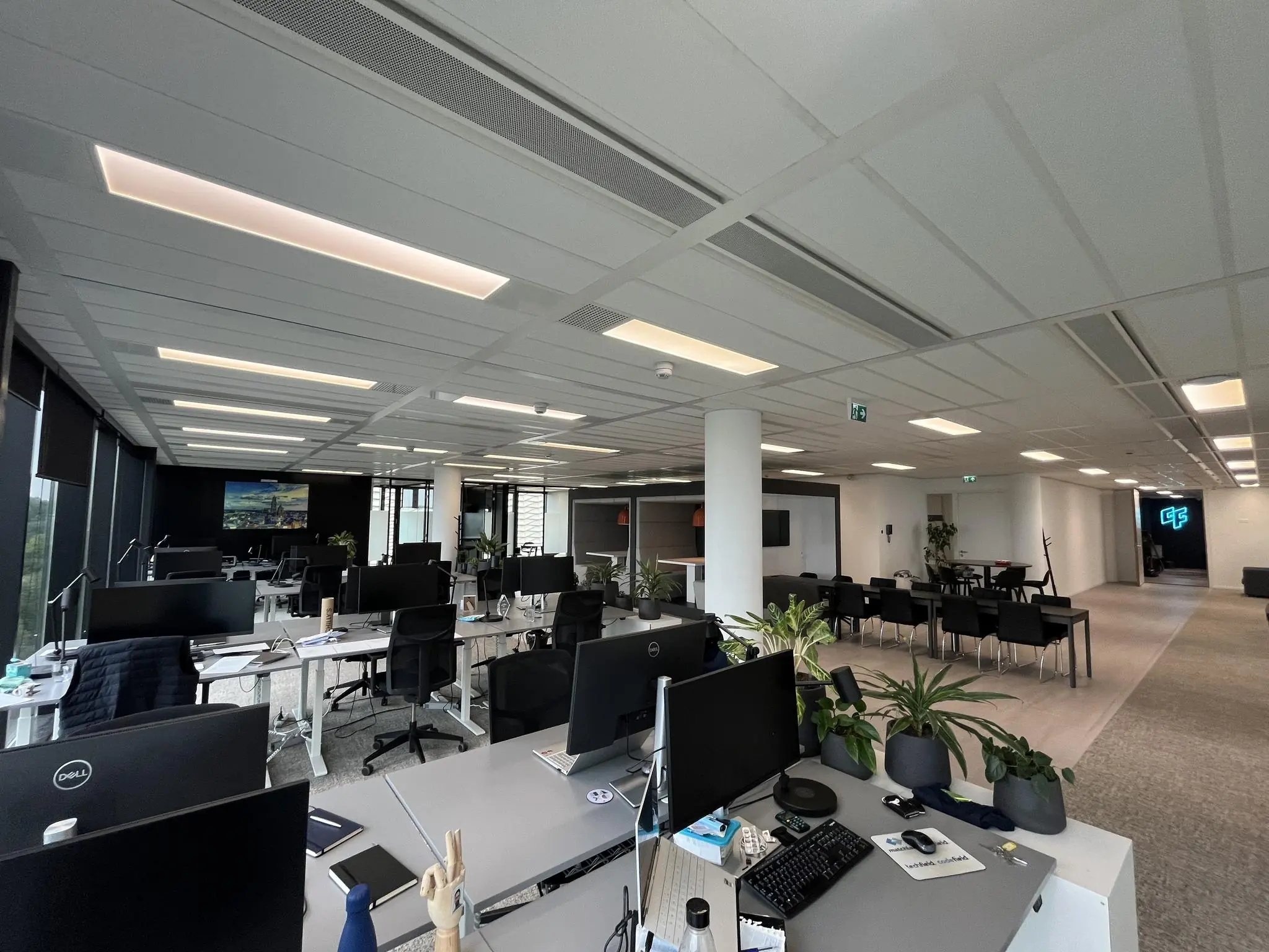 Moderne en ruime kantoorruimte aan de Winthontlaan met werkplekken, vergadertafels en veel natuurlijk licht.