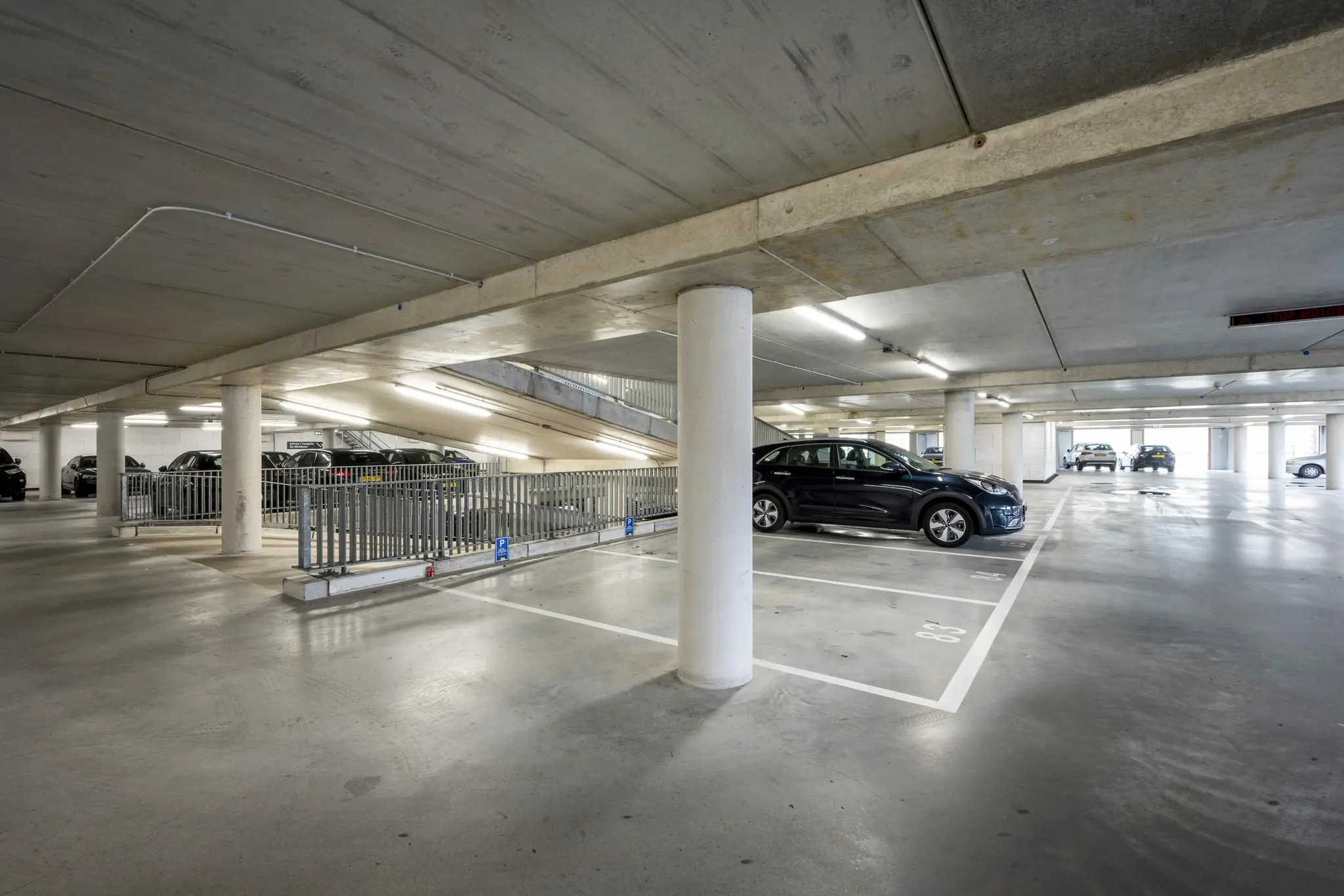 Ondergrondse parkeergarage aan de Winthontlaan met betonnen pilaren en geparkeerde auto's.
