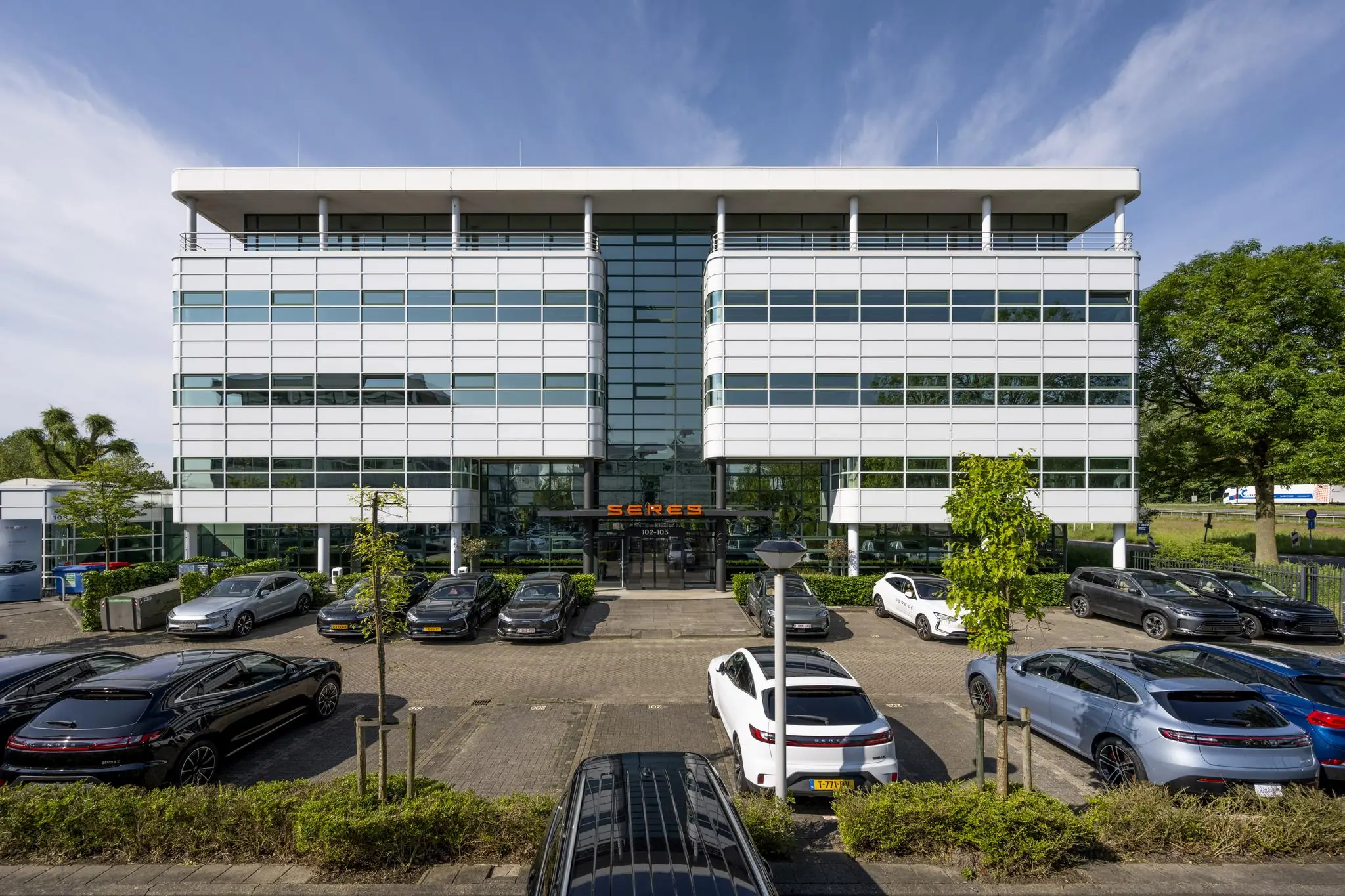 Vooraanzicht van het Seres-kantoor aan de Burgemeester Stramanweg met geparkeerde auto’s op de voorgrond.