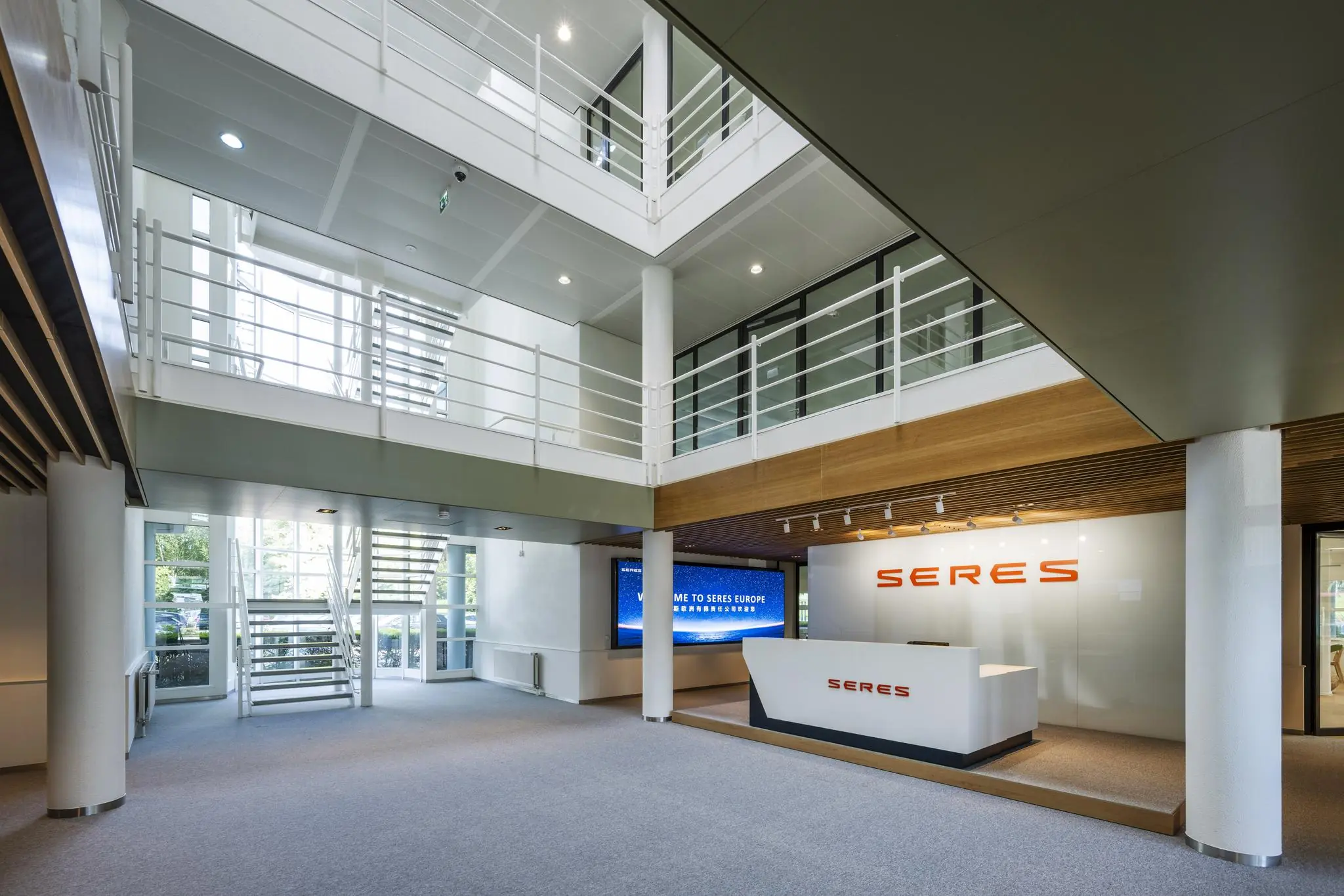 Moderne, lichte entreehal van het SERES-kantoor aan de Burgemeester Stramanweg, met balie en ontvangstscherm.