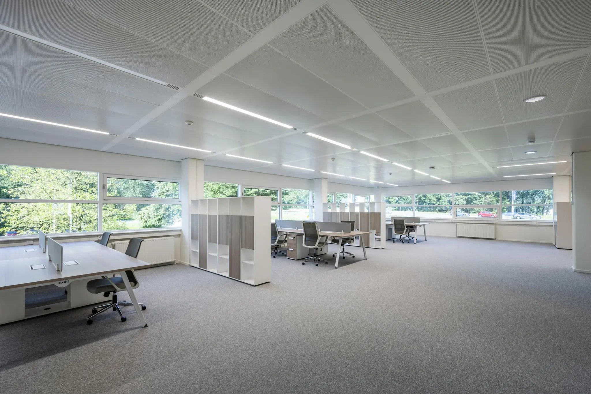 Ruim, licht en modern ingericht kantoorpand aan de Burgemeester Stramanweg met open werkplekken en grote ramen.