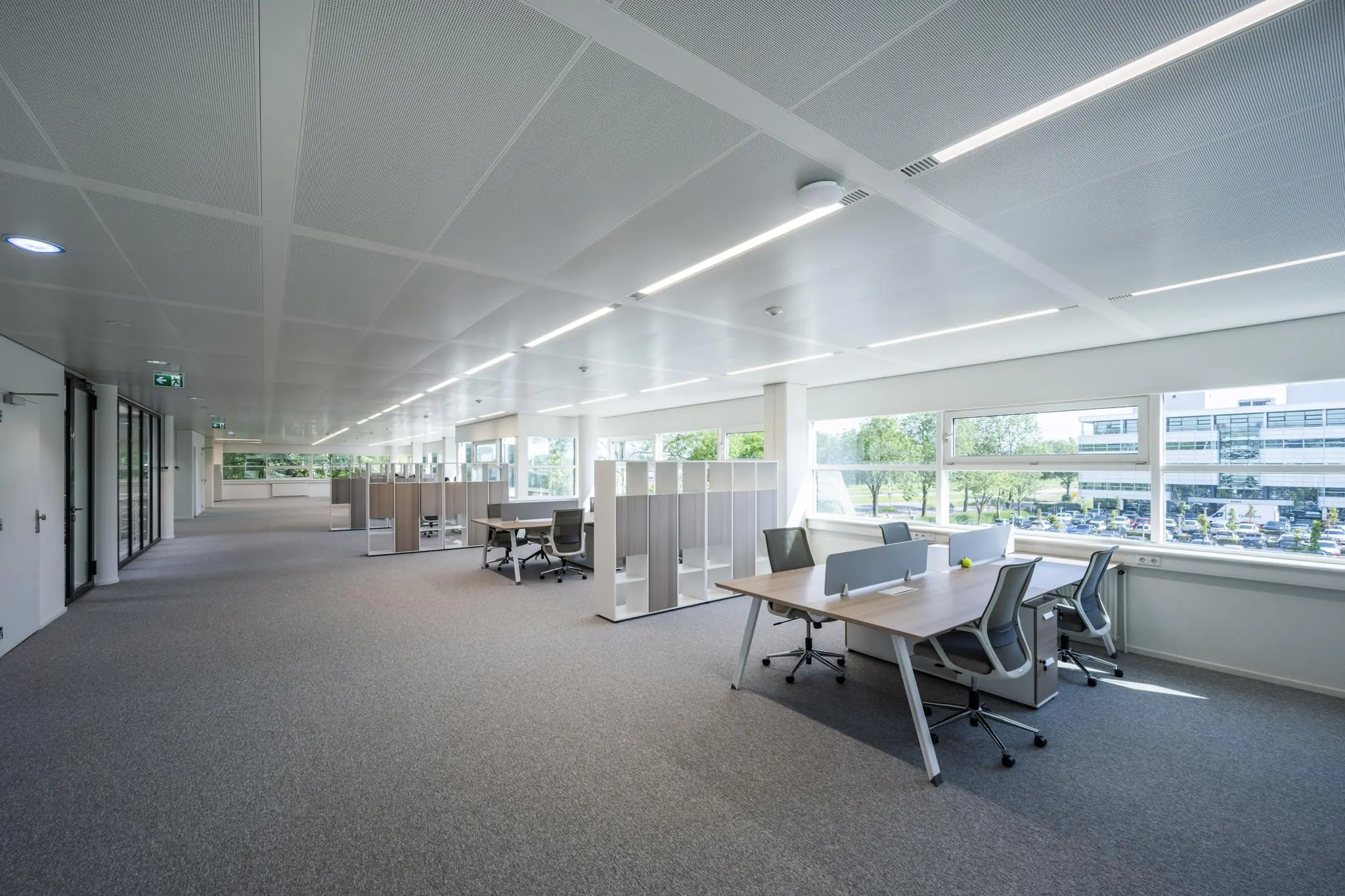 Modern en licht kantoorinterieur aan de Burgemeester Stramanweg met open werkplekken en grote ramen.