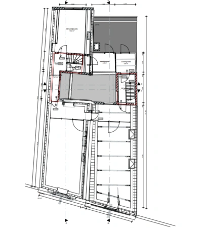 Plattegrondtekening van een verdieping van het gebouw aan het Damrak met diverse kamers, trappenhuizen en gemarkeerde zones.