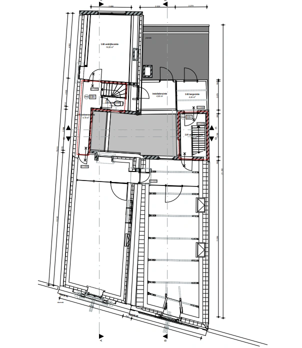 Plattegrondtekening van een verdieping van het gebouw aan het Damrak met diverse kamers, trappenhuizen en gemarkeerde zones.