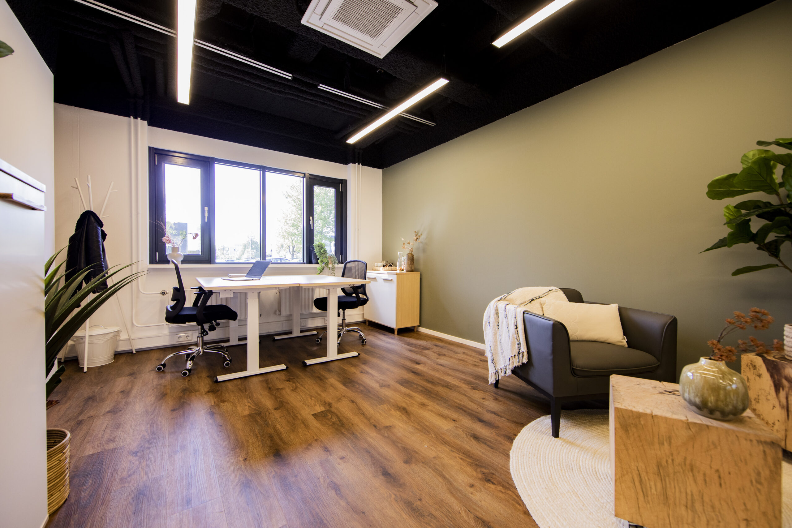 Modern kantoor in Woerden met een licht interieur en houten vloer.