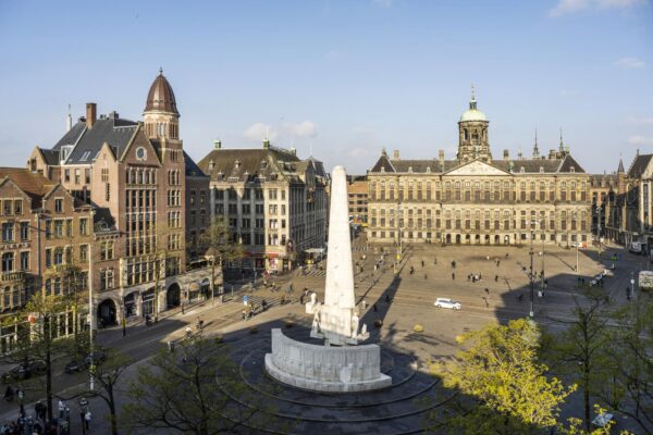 Het Nationaal Monument op de Dam met uitzicht op het Koninklijk Paleis in Amsterdam.