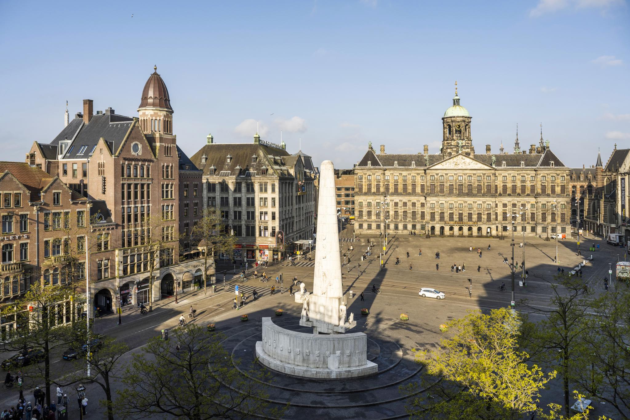 Het Nationaal Monument op de Dam met uitzicht op het Koninklijk Paleis in Amsterdam.