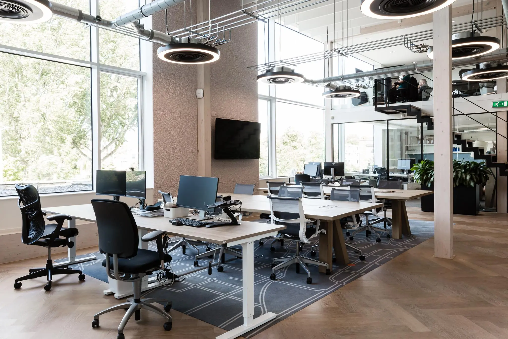 Modern open kantoorinterieur aan de Fred. Roeskestraat met ruime werkplekken, grote ramen en industriële details.