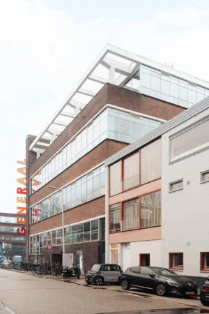 Bakstenen kantoorgebouw aan de Generaal Vetterstraat met grote ramen en het woord "GENERAAL" op de gevel.