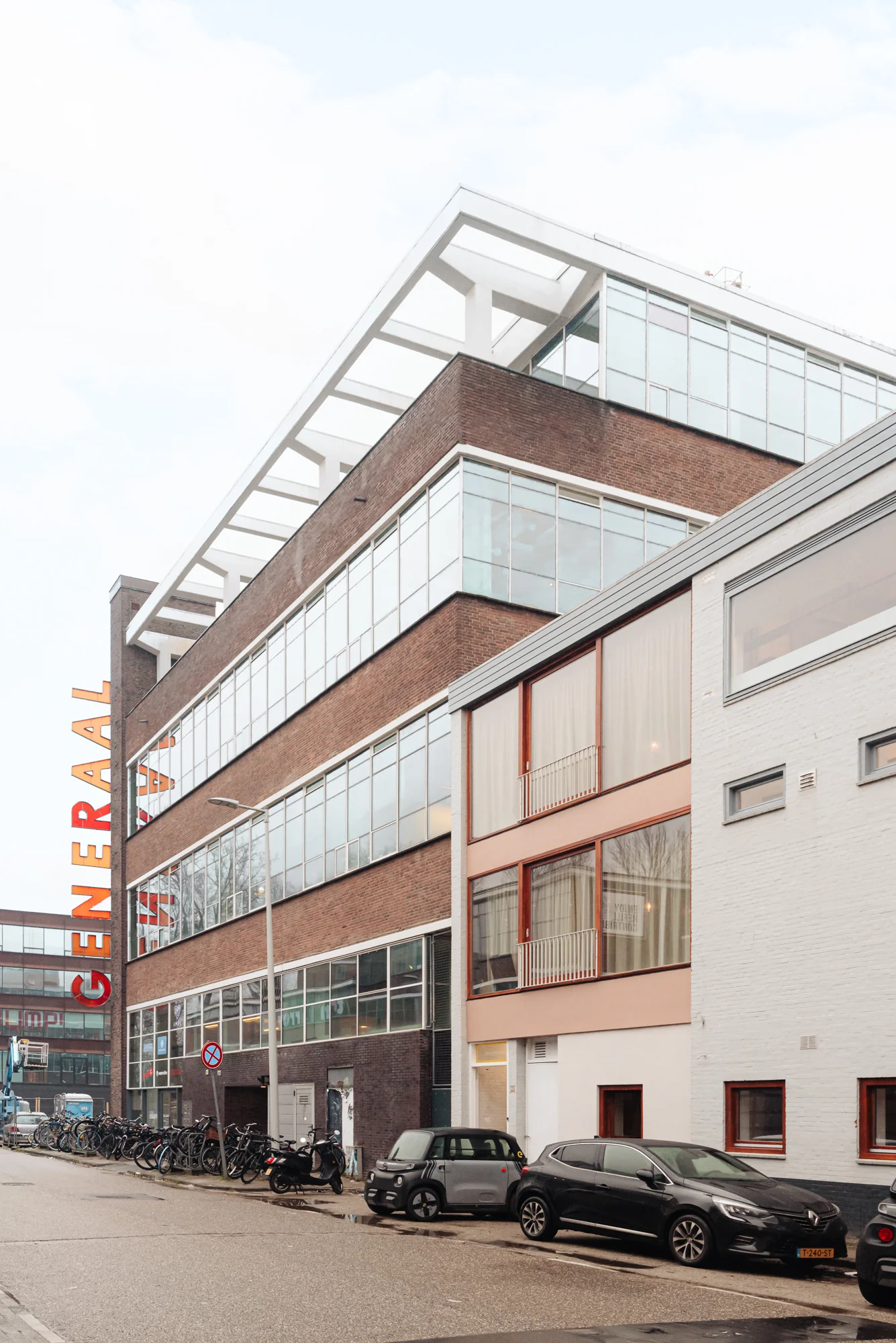 Bakstenen kantoorgebouw aan de Generaal Vetterstraat met grote ramen en het woord "GENERAAL" op de gevel.