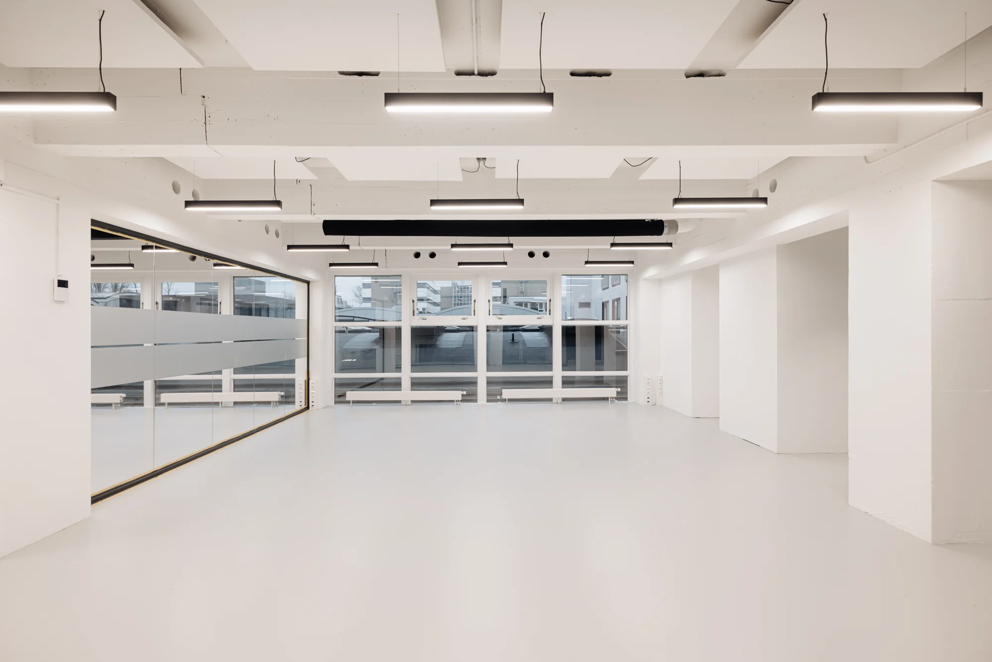 Licht en modern kantoorinterieur aan de Generaal Vetterstraat met grote ramen en strakke afwerking.