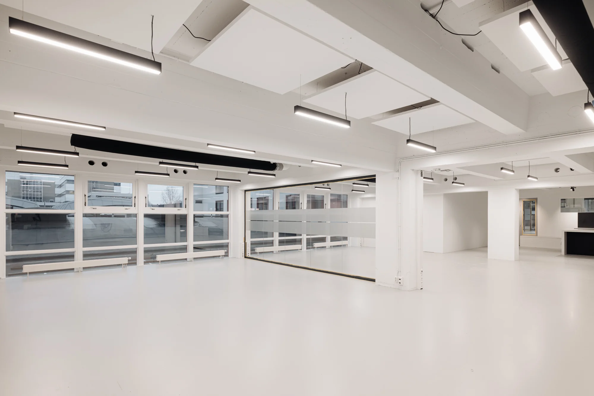 Licht en modern kantoorinterieur aan de Generaal Vetterstraat met grote ramen en glazen wanden.