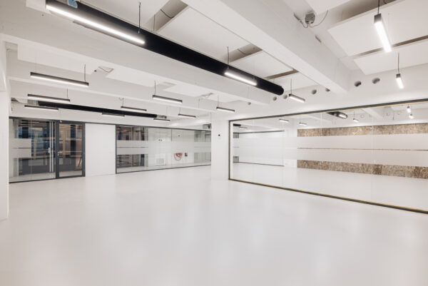 Moderne, ruime kantoorruimte aan de Generaal Vetterstraat met witte vloeren, glazen wanden en strakke verlichting.