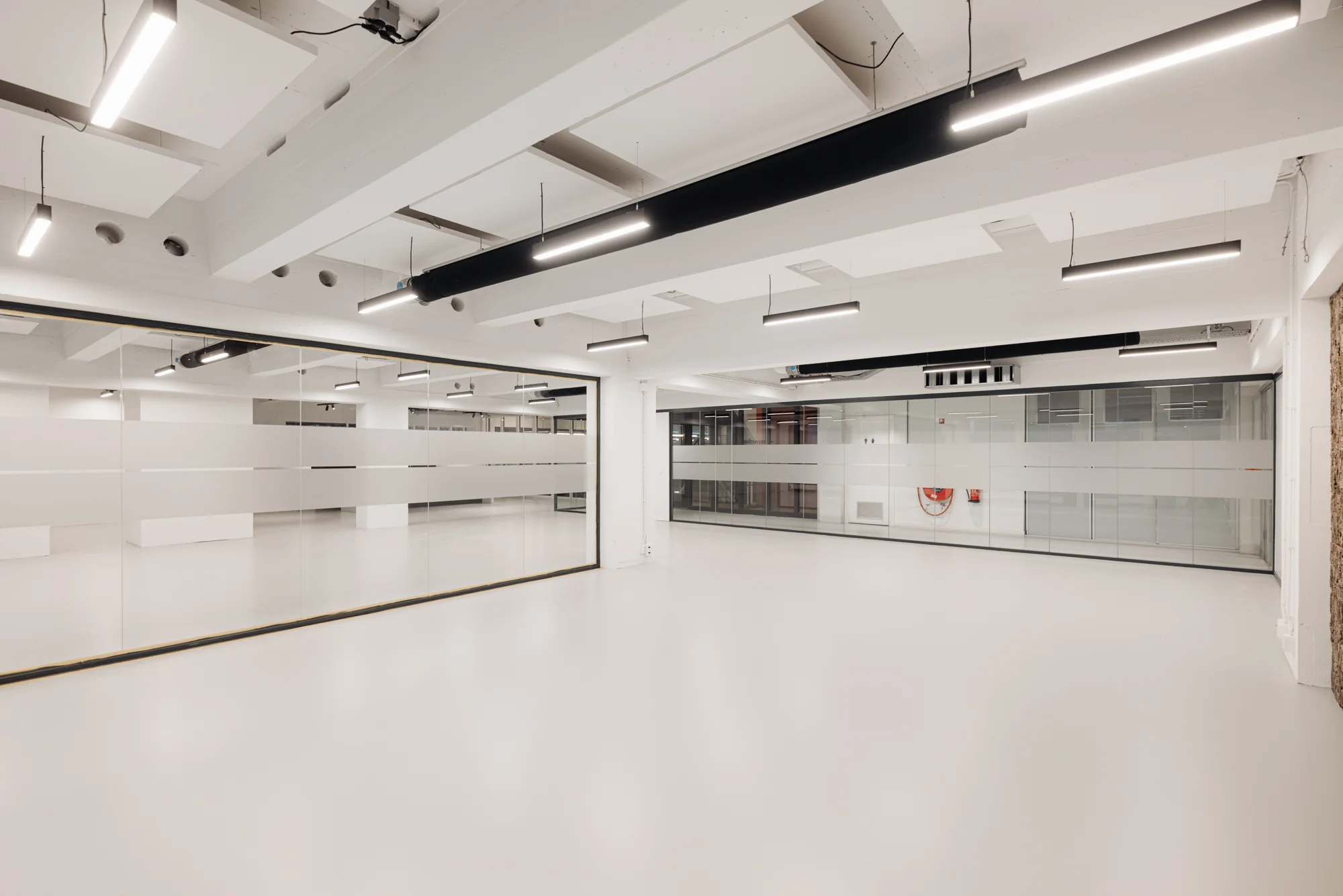 Lichte, moderne kantoorruimte aan de Generaal Vetterstraat met glazen wanden en strakke afwerking.