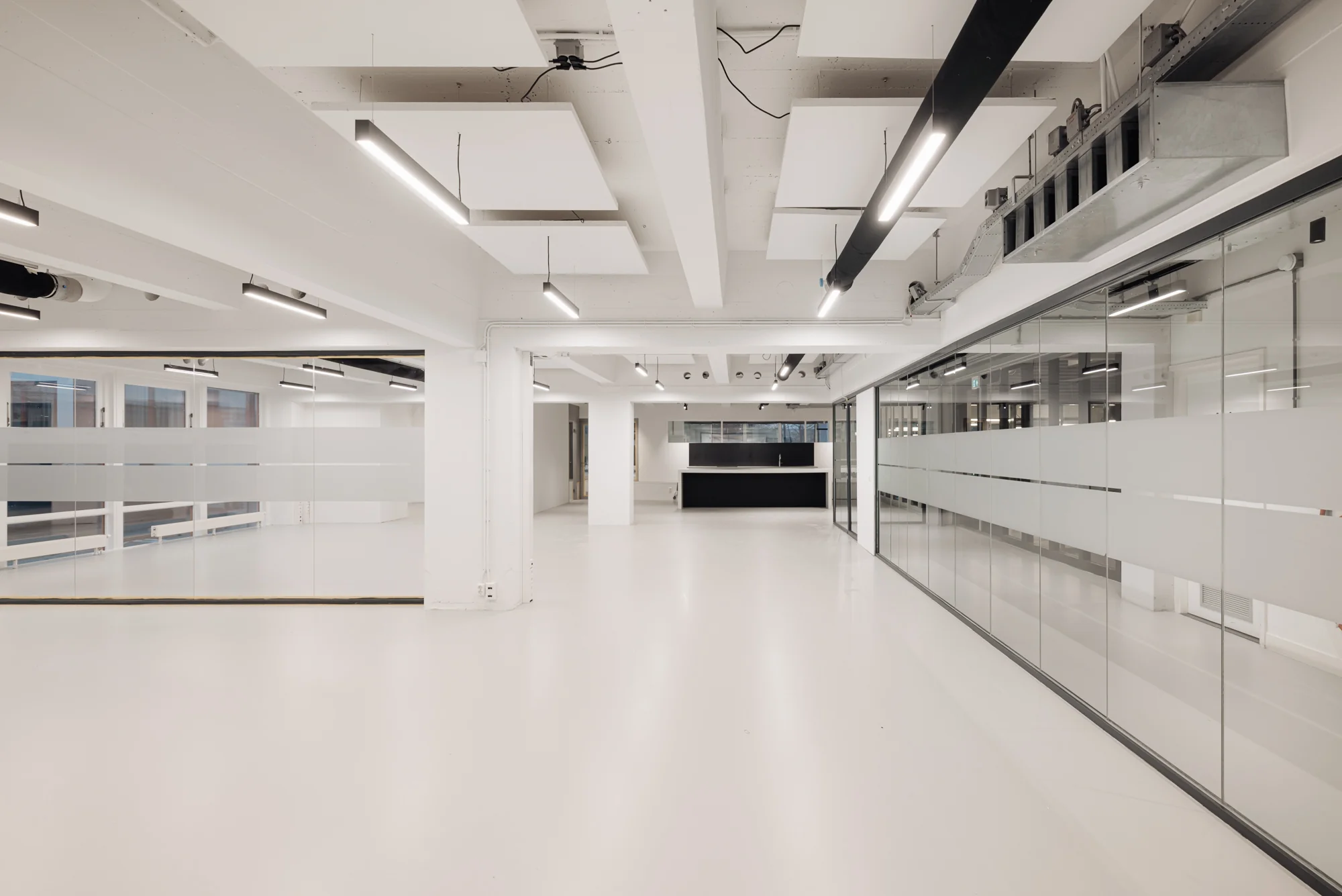 Moderne, lichte kantoorruimte aan de Generaal Vetterstraat met glazen wanden en minimalistisch interieur.