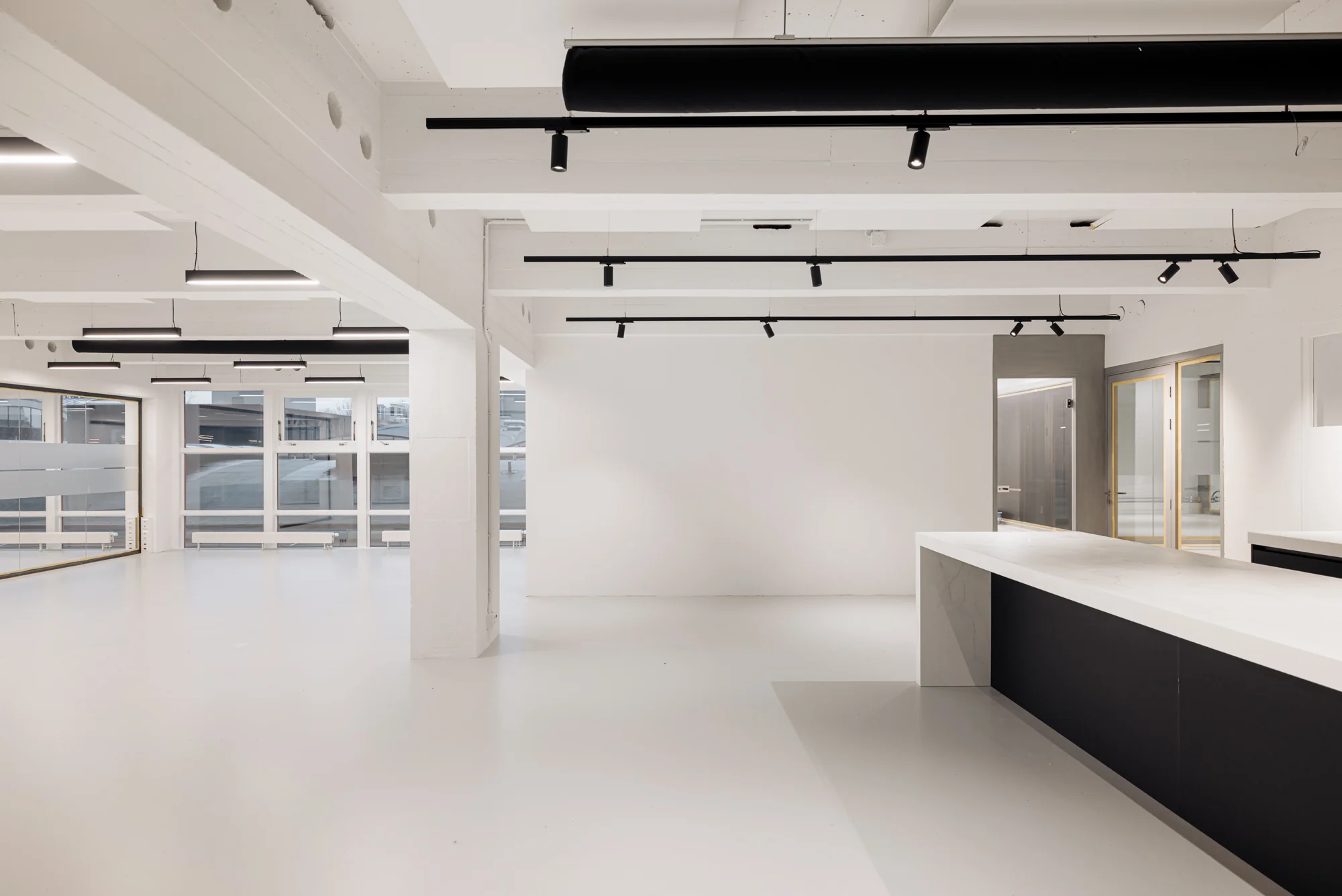 Moderne, minimalistisch ingerichte kantoorruimte aan de Generaal Vetterstraat met strak wit interieur en zwart-witte details.