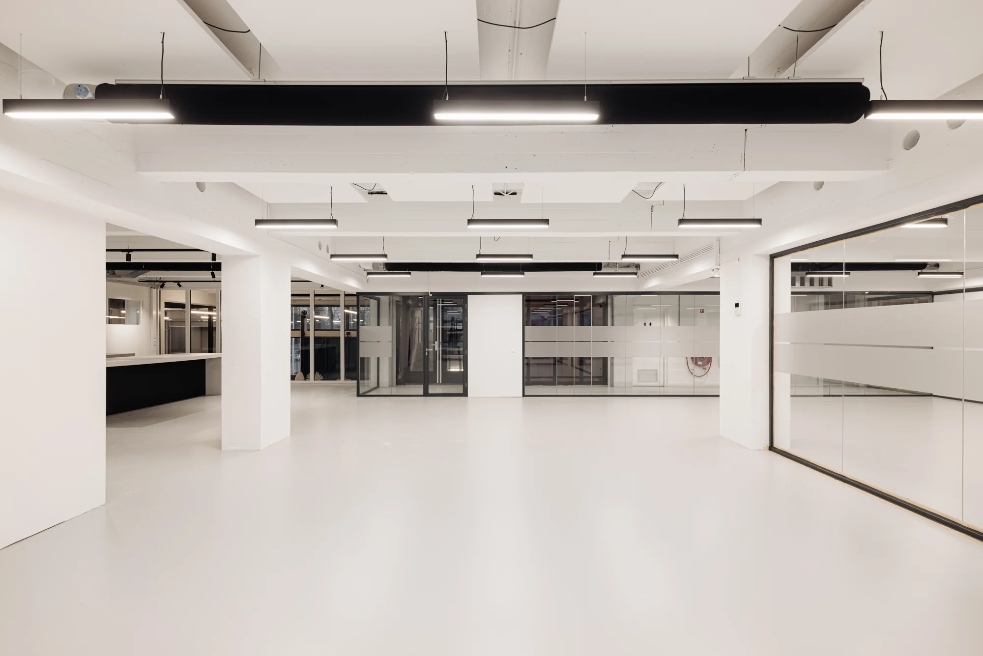 Licht en modern kantoorpand aan de Generaal Vetterstraat met glazen wanden en strakke afwerking.